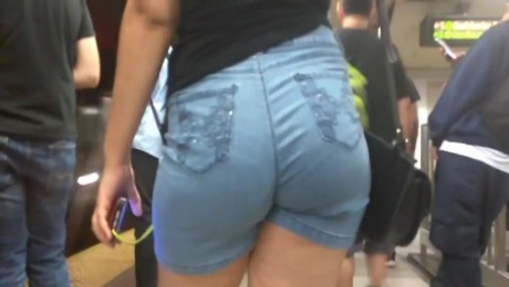 Latina booty in jean s shorts