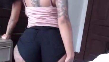 Light skin cam girl showing her ass