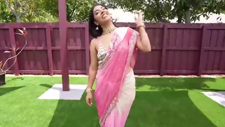 The indian seductress Jasmine Sherni gets the giant cock of Rocket Powers