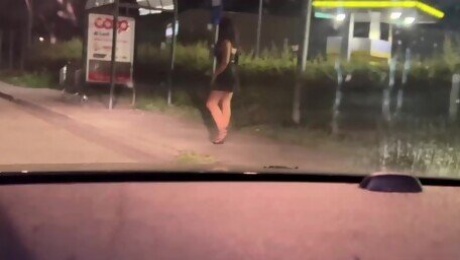 Si ferma davanti a una prostituta per strada e la scopa nel parcheggio. Escort
