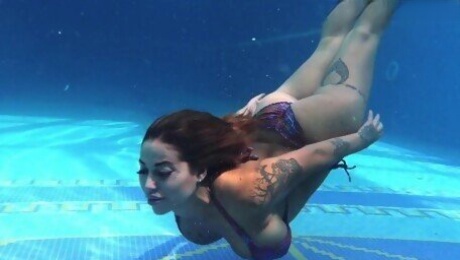 Heidi Van Horny big tits and ass underwater